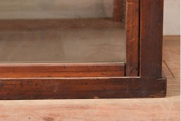 和製アンティーク　ヒノキ材の味わいが楽しめるシンプルなデザインの横長ガラスケース(卓上ショーケース、陳列棚、コレクションケース)(R-048030)