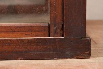 和製アンティーク　ヒノキ材の味わいが楽しめるシンプルなデザインの横長ガラスケース(卓上ショーケース、陳列棚、コレクションケース)(R-048030)