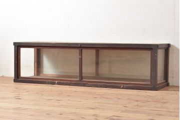 和製アンティーク　ヒノキ材の味わいが楽しめるシンプルなデザインの横長ガラスケース(卓上ショーケース、陳列棚、コレクションケース)(R-048030)