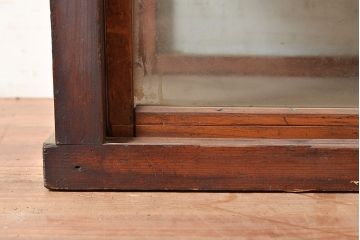 和製アンティーク　ヒノキ材の味わいが楽しめるシンプルなデザインの横長ガラスケース(卓上ショーケース、陳列棚、コレクションケース)(R-048030)