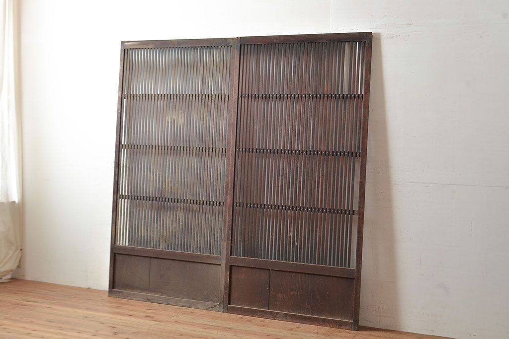 アンティーク建具　大正期　細く並ぶ桟がモダンな空間を演出する格子戸2枚セット　(R-048034)