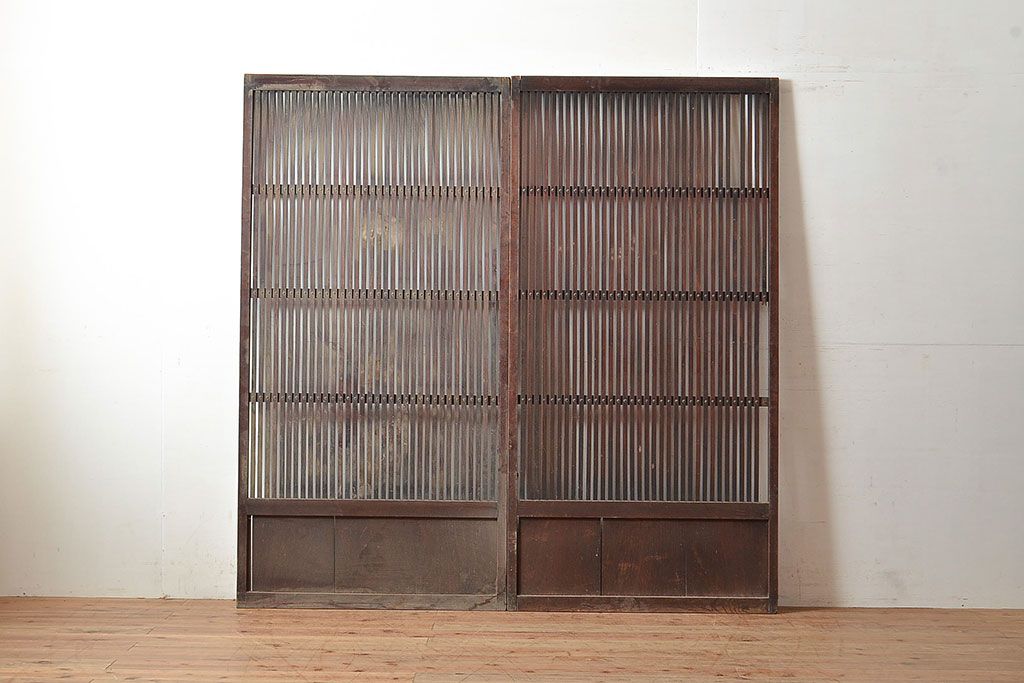 アンティーク建具　大正期　細く並ぶ桟がモダンな空間を演出する格子戸2枚セット　(R-048034)
