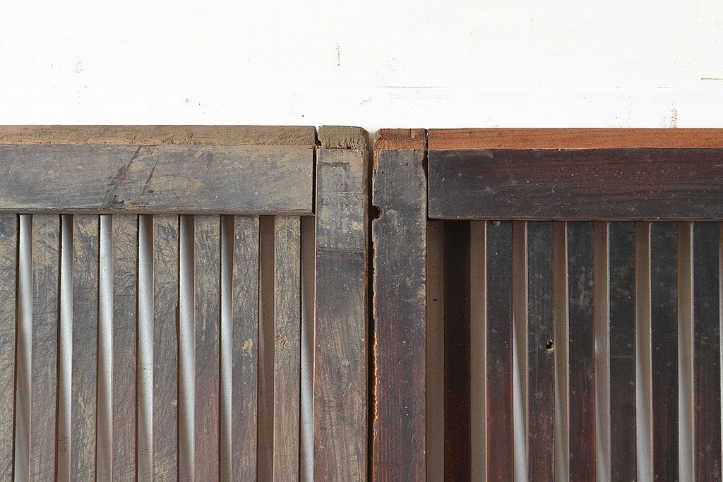 アンティーク建具　大正期　細く並ぶ桟がモダンな空間を演出する格子戸2枚セット　(R-048034)