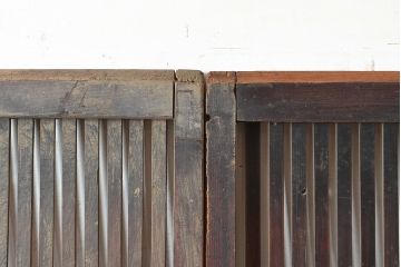 アンティーク建具　大正期　細く並ぶ桟がモダンな空間を演出する格子戸2枚セット　(R-048034)