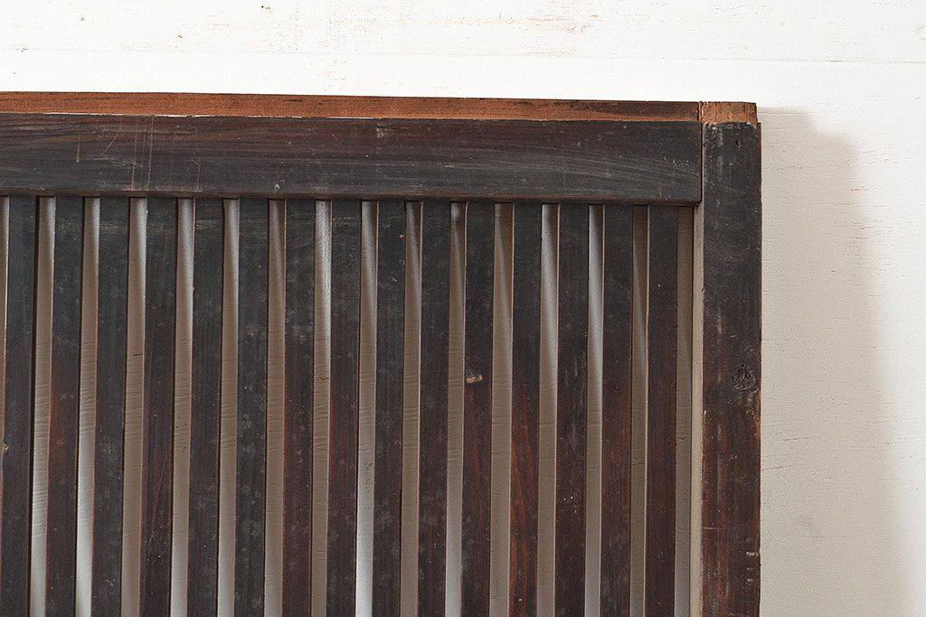 アンティーク建具　大正期　細く並ぶ桟がモダンな空間を演出する格子戸2枚セット　(R-048034)