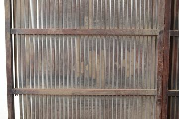 アンティーク建具　大正期　細く並ぶ桟がモダンな空間を演出する格子戸2枚セット　(R-048034)