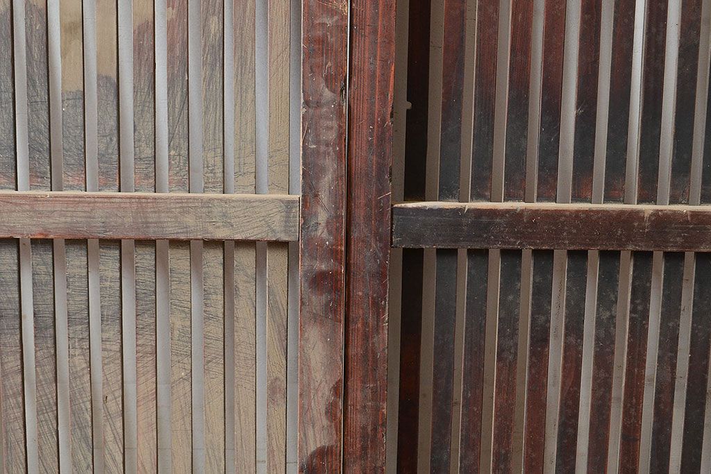 アンティーク建具　大正期　細く並ぶ桟がモダンな空間を演出する格子戸2枚セット　(R-048034)