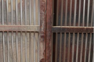 アンティーク建具　大正期　細く並ぶ桟がモダンな空間を演出する格子戸2枚セット　(R-048034)