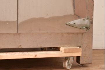 和製ヴィンテージ　珍品!インパクトがあるインテリアとしておすすめの金属製の冷蔵庫(収納棚、戸棚、キャビネット、ディスプレイ、ビンテージ)(R-048043)