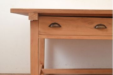 ヴィンテージ家具　ラワン材　両面引き出し付き　素朴な風合いが魅力!懐かしい雰囲気の作業台(机、在宅ワーク、在宅用ワークデスク、ビンテージ)(R-048051)