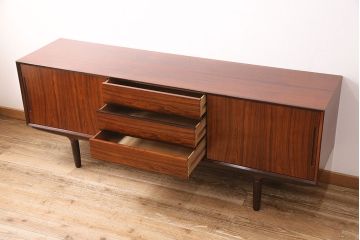 北欧ヴィンテージ　美品　ローズウッド材の美しさが際立つ、洗練された佇まいのサイドボード(収納棚、ビンテージ)(R-048076)