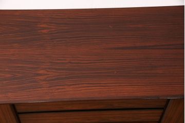 北欧ヴィンテージ　美品　ローズウッド材の美しさが際立つ、洗練された佇まいのサイドボード(収納棚、ビンテージ)(R-048076)