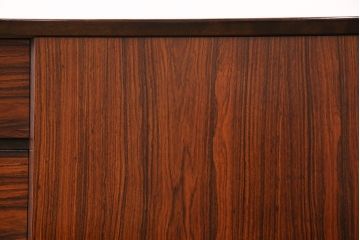 北欧ヴィンテージ　美品　ローズウッド材の美しさが際立つ、洗練された佇まいのサイドボード(収納棚、ビンテージ)(R-048076)