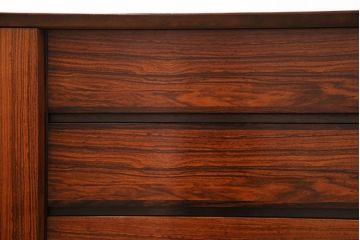 北欧ヴィンテージ　美品　ローズウッド材の美しさが際立つ、洗練された佇まいのサイドボード(収納棚、ビンテージ)(R-048076)