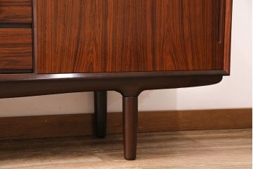 北欧ヴィンテージ　美品　ローズウッド材の美しさが際立つ、洗練された佇まいのサイドボード(収納棚、ビンテージ)(R-048076)