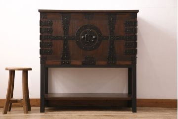 和製アンティーク　当店リメイク　桐材　十字金具が存在感を放つ観音開きの時代箪笥サイドボード(引き出し)(R-048077)