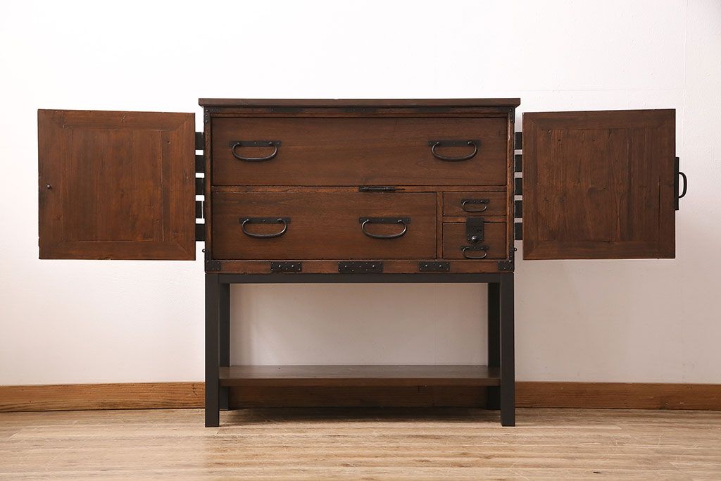 和製アンティーク　当店リメイク　桐材　十字金具が存在感を放つ観音開きの時代箪笥サイドボード(引き出し)(R-048077)