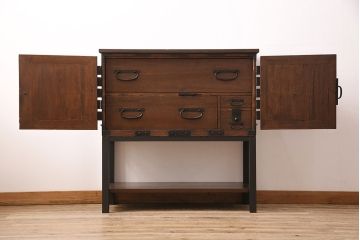 和製アンティーク　当店リメイク　桐材　十字金具が存在感を放つ観音開きの時代箪笥サイドボード(引き出し)(R-048077)