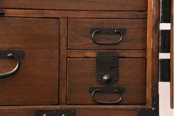 和製アンティーク　当店リメイク　桐材　十字金具が存在感を放つ観音開きの時代箪笥サイドボード(引き出し)(R-048077)