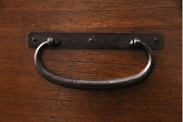 和製アンティーク　当店リメイク　桐材　十字金具が存在感を放つ観音開きの時代箪笥サイドボード(引き出し)(R-048077)