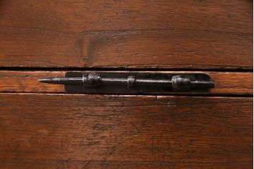 和製アンティーク　当店リメイク　桐材　十字金具が存在感を放つ観音開きの時代箪笥サイドボード(引き出し)(R-048077)