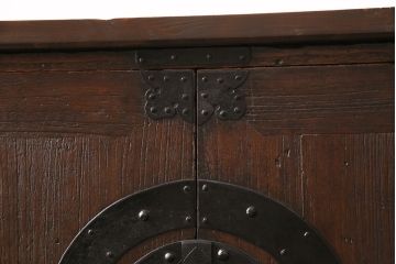 和製アンティーク　当店リメイク　桐材　十字金具が存在感を放つ観音開きの時代箪笥サイドボード(引き出し)(R-048077)