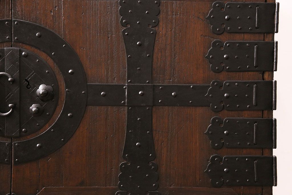 和製アンティーク　当店リメイク　桐材　十字金具が存在感を放つ観音開きの時代箪笥サイドボード(引き出し)(R-048077)