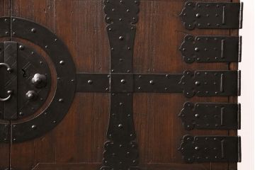 和製アンティーク　当店リメイク　桐材　十字金具が存在感を放つ観音開きの時代箪笥サイドボード(引き出し)(R-048077)