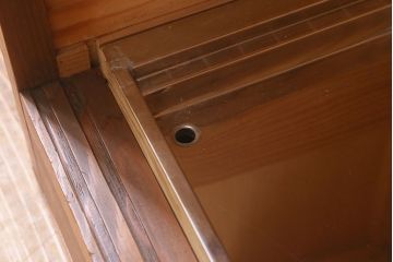 中古　品のある佇まいが魅力の置水屋(置き水屋、茶水屋、戸棚、食器棚、茶棚)(R-048085)