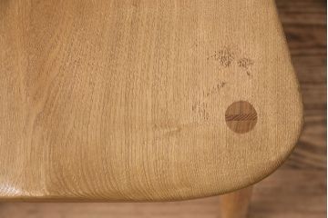 美品　イギリスビンテージ　楡(ニレ)材　あたたかみのある木肌が優しい印象を与えるチャーチチェア(椅子、板座チェア、ヴィンテージ)(R-048086)