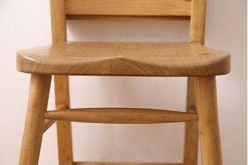 美品　イギリスビンテージ　楡(ニレ)材　あたたかみのある木肌が優しい印象を与えるチャーチチェア(椅子、板座チェア、ヴィンテージ)(R-048086)