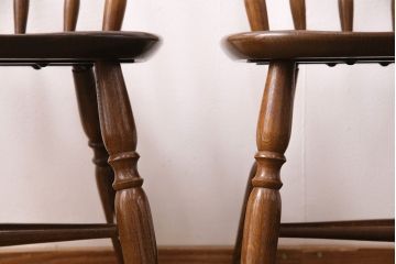 ビンテージ　柏木工(KASHIWA)　色艶美しい木肌が魅力的なナラ材製のスピンドルチェア2脚セット(板座チェア、椅子)(R-048096)