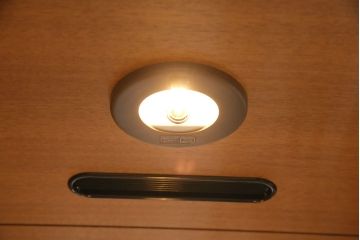 中古　美品　コスガ(KOSUGA)社の北欧スタイルに活躍するキャビネット(食器棚、収納棚、戸棚)(定価約24万円)(R-048102)