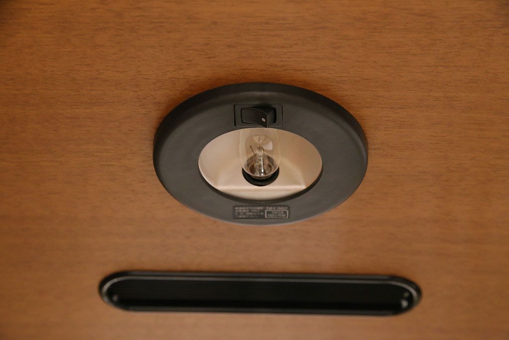 中古　美品　コスガ(KOSUGA)社の北欧スタイルに活躍するキャビネット(食器棚、収納棚、戸棚)(定価約24万円)(R-048102)