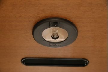 中古　美品　コスガ(KOSUGA)社の北欧スタイルに活躍するキャビネット(食器棚、収納棚、戸棚)(定価約24万円)(R-048102)