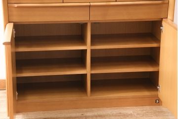 中古　美品　コスガ(KOSUGA)社の北欧スタイルに活躍するキャビネット(食器棚、収納棚、戸棚)(定価約24万円)(R-048102)