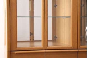 中古　美品　コスガ(KOSUGA)社の北欧スタイルに活躍するキャビネット(食器棚、収納棚、戸棚)(定価約24万円)(R-048102)