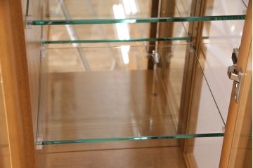 中古　美品　コスガ(KOSUGA)社の北欧スタイルに活躍するキャビネット(食器棚、収納棚、戸棚)(定価約24万円)(R-048102)
