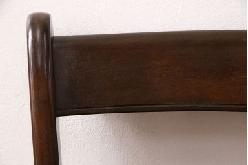 中古　松本民芸家具　背貫のデザインが目を引くB型ワイコムチェア(板座チェア、ワークチェア)(定価約8万8千円)(R-048103)