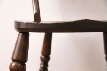 中古　松本民芸家具　背貫のデザインが目を引くB型ワイコムチェア(板座チェア、ワークチェア)(定価約8万8千円)(R-048103)