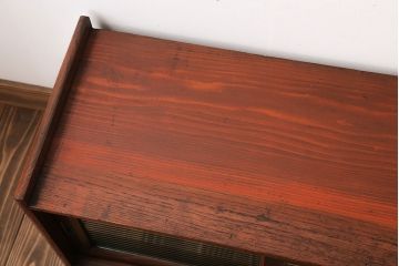 和製アンティーク　ケヤキ材と黒柿材の木肌が味わい深い、小ぶりな重ね茶箪笥(茶棚、飾り棚、収納棚)(R-048106)