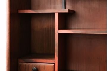 和製アンティーク　ケヤキ材と黒柿材の木肌が味わい深い、小ぶりな重ね茶箪笥(茶棚、飾り棚、収納棚)(R-048106)