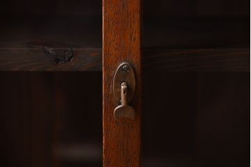 和製アンティーク　シンプルで落ち着いた佇まいが空間に馴染みやすい戸棚(収納棚、キャビネット、飾り棚)(R-048107)