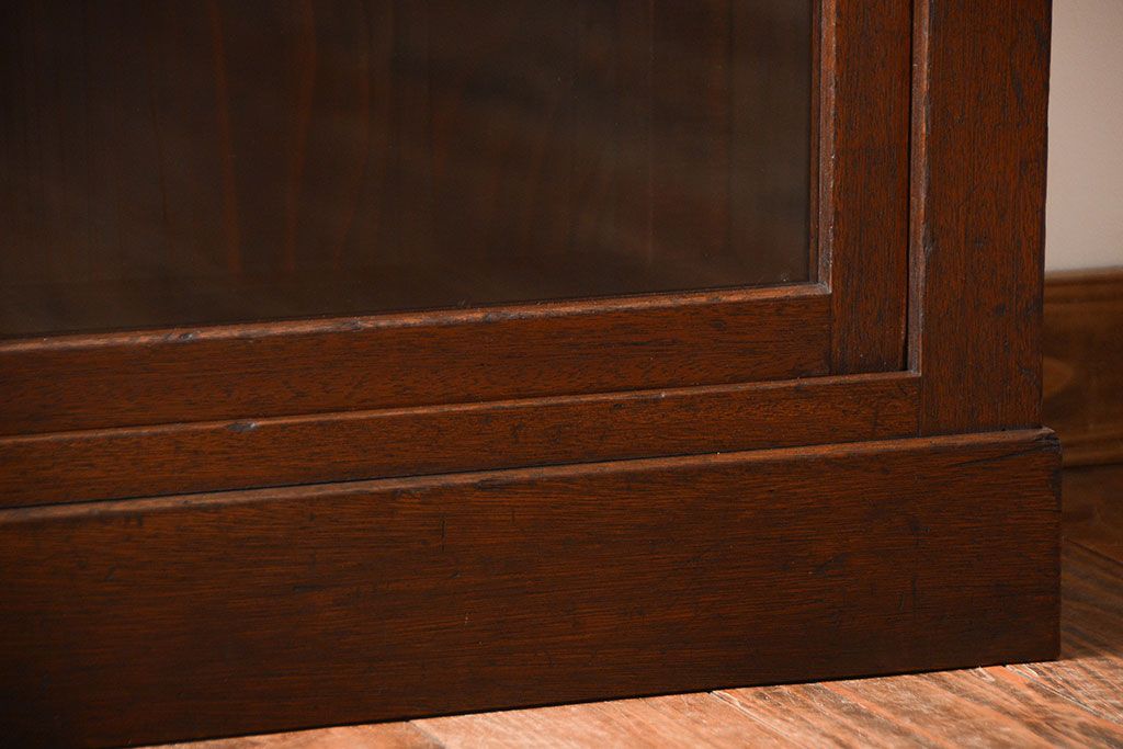 和製アンティーク　シンプルで落ち着いた佇まいが空間に馴染みやすい戸棚(収納棚、キャビネット、飾り棚)(R-048107)