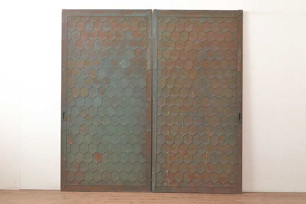 和製アンティーク　激レア!亀甲模様の銅板が付いた珍しいつくりの引き戸2枚セット(建具、蔵戸、ドア、扉)(R-048110)