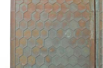 和製アンティーク　激レア!亀甲模様の銅板が付いた珍しいつくりの引き戸2枚セット(建具、蔵戸、ドア、扉)(R-048110)