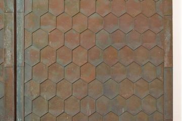 和製アンティーク　激レア!亀甲模様の銅板が付いた珍しいつくりの引き戸2枚セット(建具、蔵戸、ドア、扉)(R-048110)