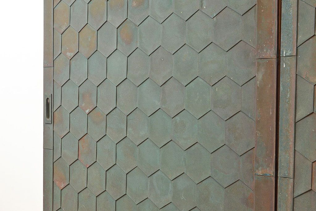 和製アンティーク　激レア!亀甲模様の銅板が付いた珍しいつくりの引き戸2枚セット(建具、蔵戸、ドア、扉)(R-048110)