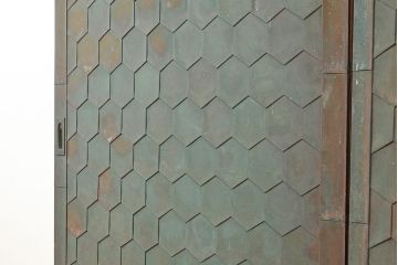 和製アンティーク　激レア!亀甲模様の銅板が付いた珍しいつくりの引き戸2枚セット(建具、蔵戸、ドア、扉)(R-048110)