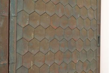 和製アンティーク　激レア!亀甲模様の銅板が付いた珍しいつくりの引き戸2枚セット(建具、蔵戸、ドア、扉)(R-048110)